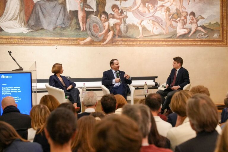 Wicepremier i Minister Spraw Zagranicznych Radosław Sikorski na Europejskim Instytucie Uniwersyteckim we Florencji z dr. Michałem Matlakiem - Dyrektorem Łukasiewicz - ITECH